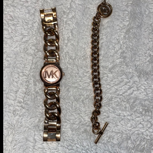 Michael Kors Twist Rose Gold watch/bracelet set. - Picture 1 of 5